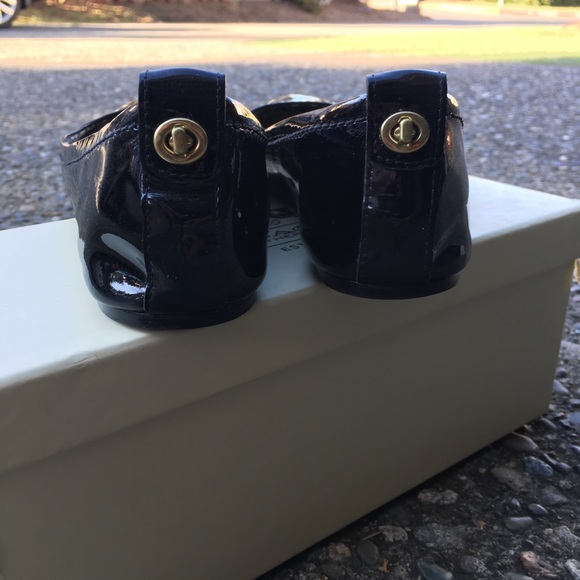 💥FREE SHIPPING on 2 or more items       Coach 🖤 black patent flats - Picture 3 of 4